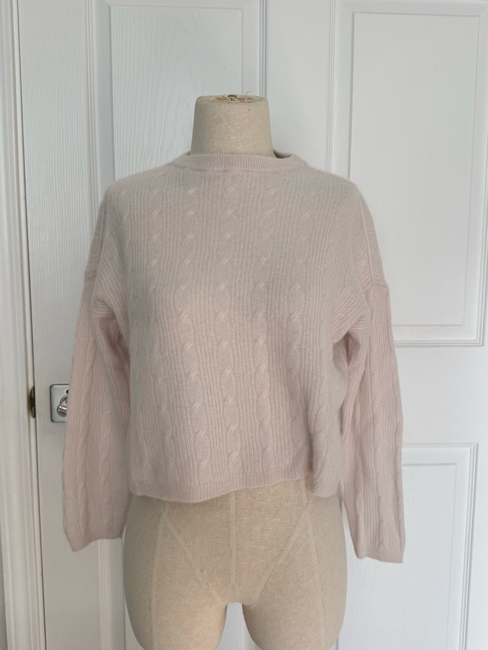 360 Cashmere White Cable Cropped Crewneck Sweater